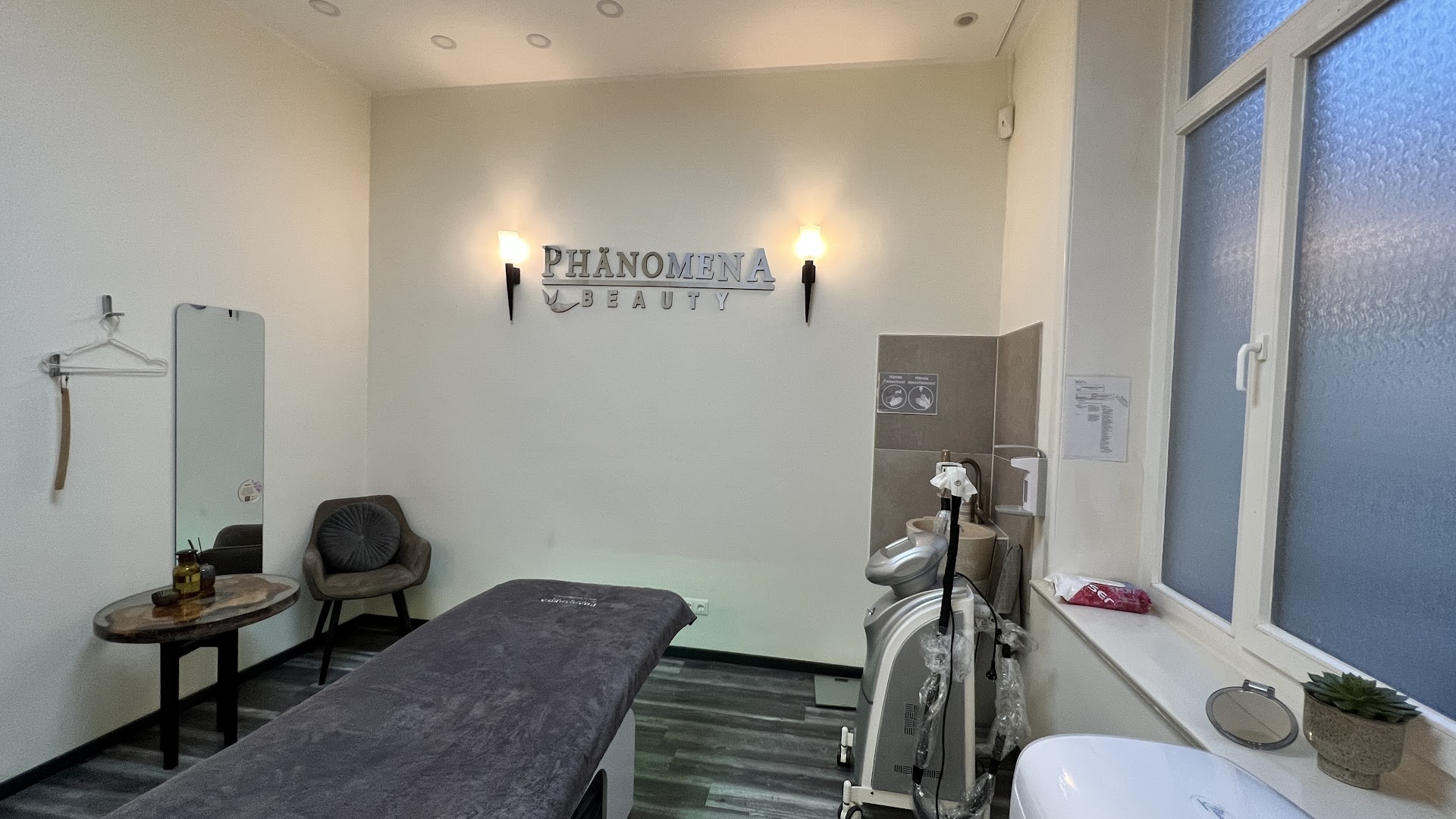 Behandlungsraum bei Phänomena Beauty Hannover mit Behandlungsliege