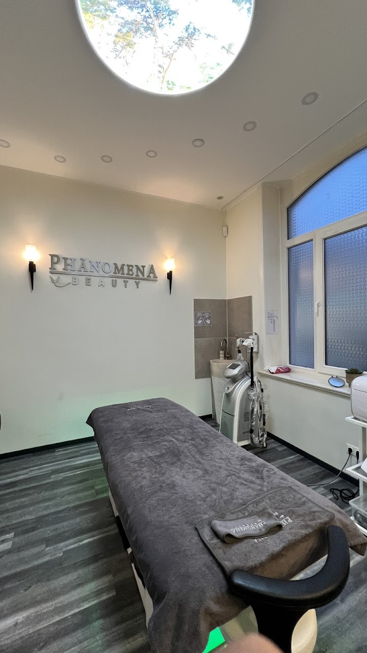 Behandlungsraum mit Tageslicht und Phänomena Beauty Logo